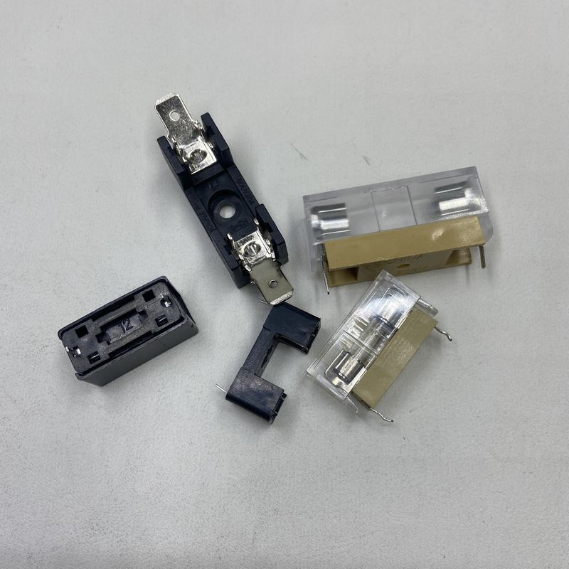 Podtrzymacz bezpieczników PCB Zaprojektowany do 5*20mm 6*30mm Ceramic on PCB Board Installacja