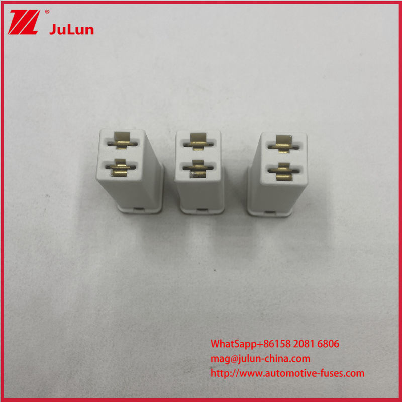 Pojazd 32VDC Przerywacze obwodów Mini samochodowe bezpieczniki 25A 32V Kobiety Terminals Square Plug-In Złącze bezpiecznik dla pojazdów 0495025.ZXA